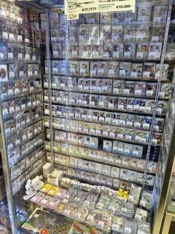 カードショップの画像