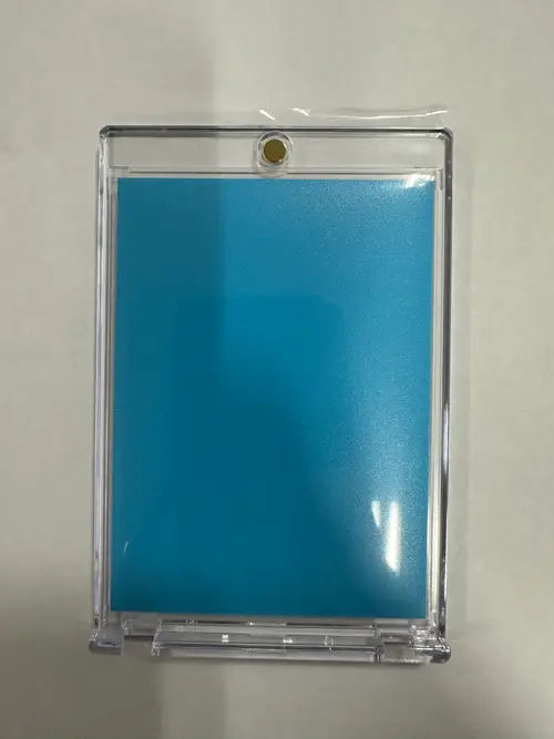 保護フィルムをつけたままカードを入れたマグネットローダー