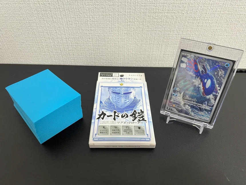 カードの鎧のスリーブ入りカードとマグネットローダー・スタンドの集合写真